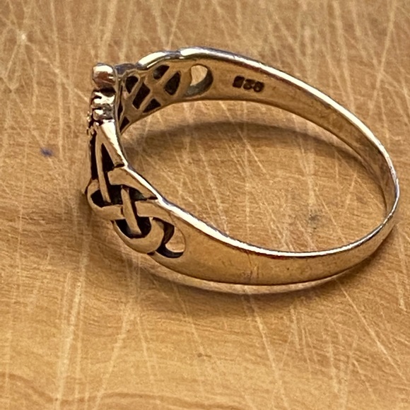 Beautiful Irish Claddagh 925 silver ring with celtic weaving - Picture 4 of 6